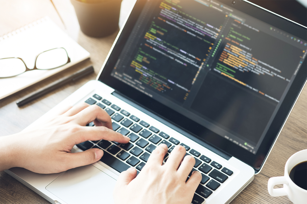 Arbeitsplatz mit Computer für digitale und kreative Arbeit
